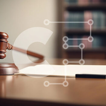 Intra Συλλεκτικό Ξύλινο Παζλ Plywood  4mm - Gavel και νομικό έγγραφο στο γραφείο Σε Ξύλινο Κουτί - Διαστάσεις Puzzle: 10x10 cm – 25 κομμάτια - Image 1