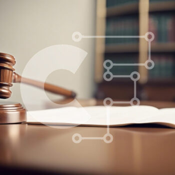 Intra Συλλεκτικό Ξύλινο Παζλ Plywood  4mm - Το Gavel and Open Legal Book στην αίθουσα του δικαστηρίου Σε Ξύλινο Κουτί - Διαστάσεις Puzzle: 10x10 cm – 25 κομμάτια - Image 1