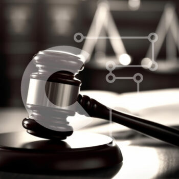 Intra Συλλεκτικό Ξύλινο Παζλ Plywood 4mm - Gavel που συμβολίζει τη δικαιοσύνη με βιβλία νόμου στο παρασκήνιο Σε Ξύλινο Κουτί - Διαστάσεις Puzzle: 10x10 cm – 25 κομμάτια - Image 1