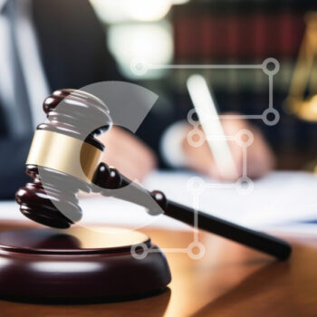 Intra Συλλεκτικό Ξύλινο Παζλ Plywood  4mm - Gavel σε ένα ξύλινο γραφείο με νομικά έγγραφα Σε Ξύλινο Κουτί - Διαστάσεις Puzzle: 10x10 cm – 25 κομμάτια - Image 1