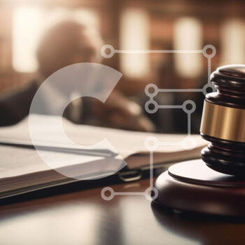Intra Συλλεκτικό Ξύλινο Παζλ Plywood  4mm - Βιβλίο Gavel and Law σε ένα περιβάλλον δικαστηρίου Σε Ξύλινο Κουτί - Διαστάσεις Puzzle: 10x10 cm – 25 κομμάτια - Image 1