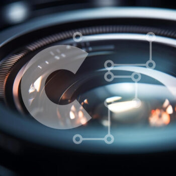 Intra Συλλεκτικό Ξύλινο Παζλ Plywood  4mm - Κοντινό πλάνο ενός φακού κάμερας Σε Ξύλινο Κουτί - Διαστάσεις Puzzle: 10x10 cm – 25 κομμάτια - Image 1