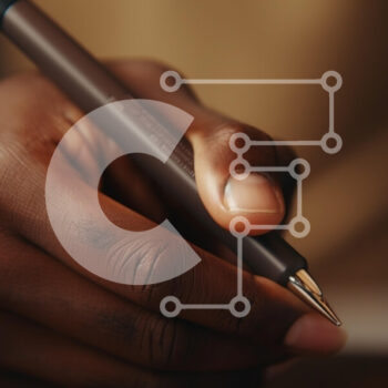 Intra Συλλεκτικό Ξύλινο Παζλ Plywood  4mm - Κοντινό πλάνο του χεριού που κρατά ένα στυλό Σε Ξύλινο Κουτί - Διαστάσεις Puzzle: 10x10 cm – 25 κομμάτια - Image 1