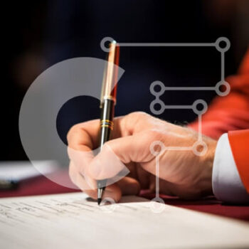 Intra Συλλεκτικό Ξύλινο Παζλ Plywood  4mm - Κοντινό πλάνο της υπογραφής με ένα πολυτελές στυλό Σε Ξύλινο Κουτί - Διαστάσεις Puzzle: 10x10 cm – 25 κομμάτια - Image 1