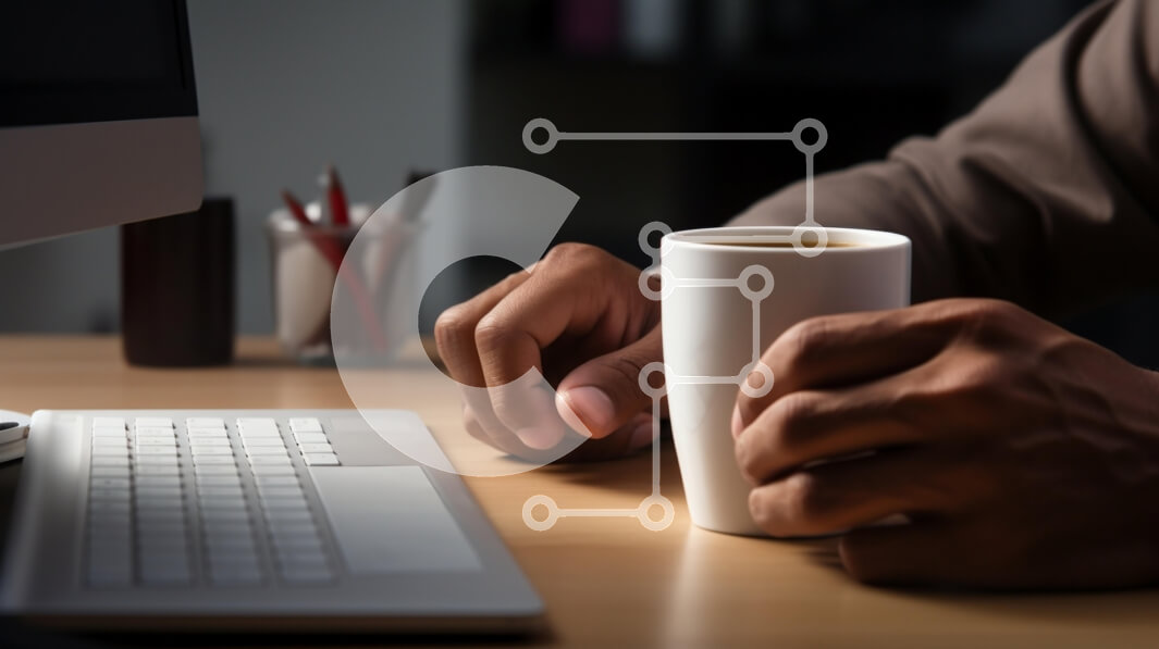 Intra Συλλεκτικό Ξύλινο Παζλ Plywood  4mm - Άτομο που απολαμβάνει τον καφέ σε έναν χώρο εργασίας Σε Ξύλινο Κουτί - Διαστάσεις Puzzle: 10x10 cm – 25 κομμάτια