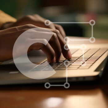 Intra Συλλεκτικό Ξύλινο Παζλ Plywood  4mm - Κοντινό πλάνο των χεριών που πληκτρολογούν σε ένα φορητό υπολογιστή Σε Ξύλινο Κουτί - Διαστάσεις Puzzle: 10x10 cm – 25 κομμάτια - Image 1