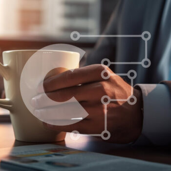 Intra Συλλεκτικό Ξύλινο Παζλ Plywood  4mm - Επιχειρηματίας που απολαμβάνει τον καφέ κατά τη διάρκεια της εργασίας Σε Ξύλινο Κουτί - Διαστάσεις Puzzle: 10x10 cm – 25 κομμάτια - Image 1