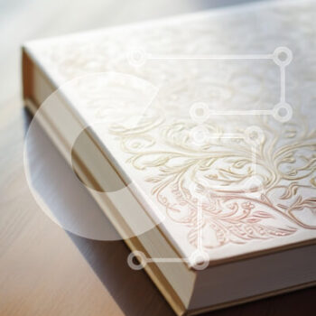 Intra Συλλεκτικό Ξύλινο Παζλ Plywood  4mm - Ανάγλυφο βιβλίο σε ξύλινο τραπέζι Σε Ξύλινο Κουτί - Διαστάσεις: 10x10 cm – 25 κομμάτια - Image 1