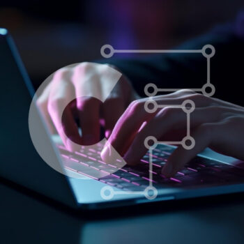 Intra Συλλεκτικό Ξύλινο Παζλ Plywood  4mm - Κοντινό πλάνο των χεριών που πληκτρολογούν σε φορητό υπολογιστή Σε Ξύλινο Κουτί - Διαστάσεις Puzzle: 10x10 cm – 25 κομμάτια - Image 1