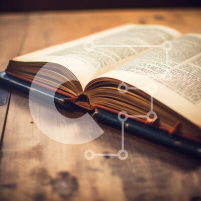 Intra Συλλεκτικό Ξύλινο Παζλ Plywood  4mm - Ένα ανοιχτό βιβλίο σε ένα ξύλινο τραπέζι Σε Ξύλινο Κουτί - Διαστάσεις Puzzle: 10x10 cm – 25 κομμάτια - Image 1