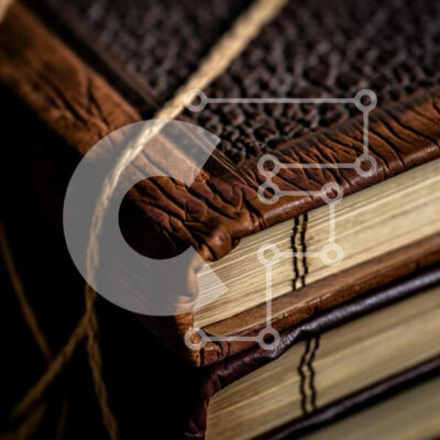 Intra Συλλεκτικό Ξύλινο Παζλ Plywood  4mm - Κοντινό πλάνο ενός δερματόδετου βιβλίου Σε Ξύλινο Κουτί - Διαστάσεις: 10x10 cm – 25 κομμάτια - Image 1