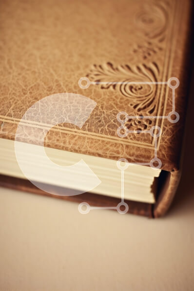 Intra Συλλεκτικό Ξύλινο Παζλ Plywood  4mm - Κομψό δερματόδετο βιβλίο με ανάγλυφο εξώφυλλο Σε Ξύλινο Κουτί - Διαστάσεις: 10x10 cm – 25 κομμάτια