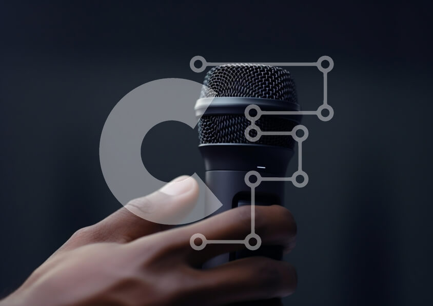 Intra Συλλεκτικό Ξύλινο Παζλ Plywood  4mm - Κοντινό πλάνο ενός μικροφώνου που κρατιέται στο χέρι Σε Ξύλινο Κουτί - Διαστάσεις Puzzle: 10x10 cm – 25 κομμάτια