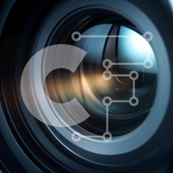 Intra Συλλεκτικό Ξύλινο Παζλ Plywood  4mm - Κοντινό πλάνο ενός φακού κάμερας Σε Ξύλινο Κουτί - Διαστάσεις Puzzle: 10x10 cm – 25 κομμάτια - Image 1