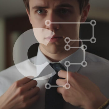 Intra Συλλεκτικό Ξύλινο Παζλ Plywood  4mm - Νεαρός άνδρας που προσαρμόζει τη γραβάτα σε εσωτερικούς χώρους Σε Ξύλινο Κουτί - Διαστάσεις Puzzle: 10x10 cm – 25 κομμάτια - Image 1