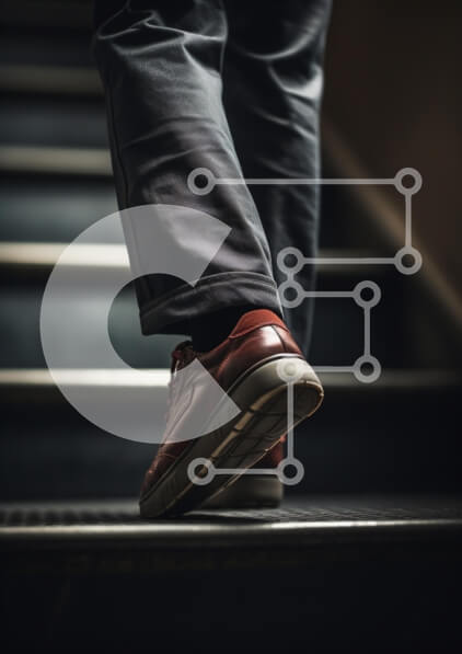 Intra Συλλεκτικό Ξύλινο Παζλ Plywood  4mm - Βήμα στις σκάλες με καφέ παπούτσι Σε Ξύλινο Κουτί - Διαστάσεις: 10x10 cm – 25 κομμάτια