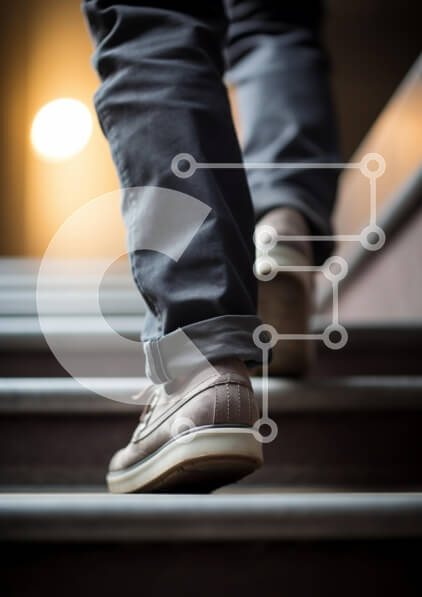 Intra Συλλεκτικό Ξύλινο Παζλ Plywood  4mm - Άτομο που ανεβαίνει τις σκάλες Σε Ξύλινο Κουτί - Διαστάσεις Puzzle: 10x10 cm – 25 κομμάτια