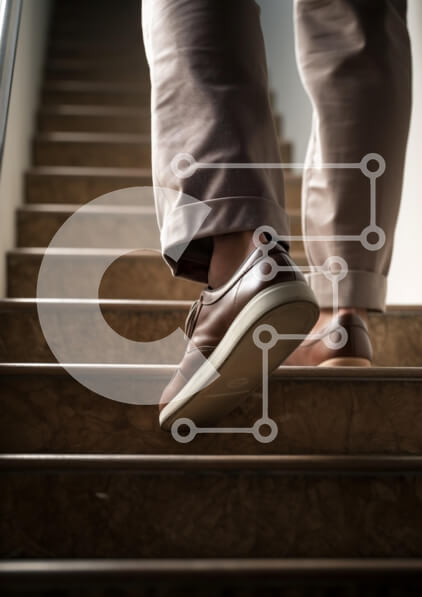 Intra Συλλεκτικό Ξύλινο Παζλ Plywood  4mm - Άτομο που κατεβαίνει τις σκάλες με καφέ δερμάτινα παπούτσια Σε Ξύλινο Κουτί - Διαστάσεις Puzzle: 10x10 cm – 25 κομμάτια