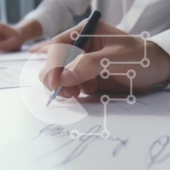 Intra Συλλεκτικό Ξύλινο Παζλ Plywood  4mm - Κοντινό πλάνο της υπογραφής ενός εγγράφου Σε Ξύλινο Κουτί - Διαστάσεις Puzzle: 10x10 cm – 25 κομμάτια - Image 1