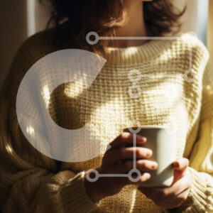 Intra Συλλεκτικό Ξύλινο Παζλ Plywood  4mm - Γυναίκα με άνετο πουλόβερ που κρατά ένα φλιτζάνι δίπλα στο παράθυρο Σε Ξύλινο Κουτί - Διαστάσεις Puzzle: 10x10 cm – 25 κομμάτια