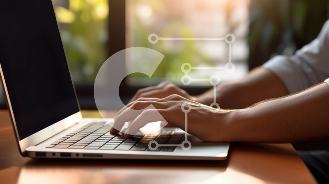 Intra Συλλεκτικό Ξύλινο Παζλ Plywood  4mm - Άτομο που πληκτρολογεί σε φορητό υπολογιστή σε ζεστό χώρο εργασίας Σε Ξύλινο Κουτί - Διαστάσεις Puzzle: 10x10 cm – 25 κομμάτια