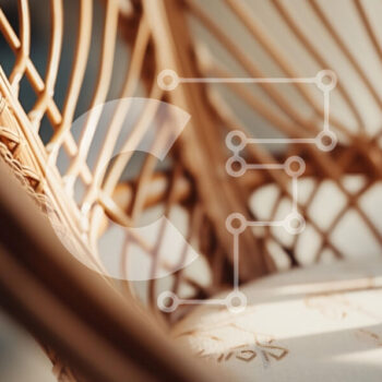 Intra Συλλεκτικό Ξύλινο Παζλ Plywood  4mm - Κοντινό πλάνο μιας υφασμένης καρέκλας από μπαστούνι Σε Ξύλινο Κουτί - Διαστάσεις Puzzle: 10x10 cm – 25 κομμάτια - Image 1