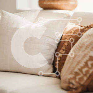 Intra Συλλεκτικό Ξύλινο Παζλ Plywood  4mm - Άνετος καναπές με διακοσμητικά μαξιλάρια σε ηλιόλουστο δωμάτιο Σε Ξύλινο Κουτί - Διαστάσεις Puzzle: 10x10 cm – 25 κομμάτια