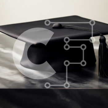 Intra Συλλεκτικό Ξύλινο Παζλ Plywood  4mm - Μαύρο καπάκι αποφοίτησης σε μαρμάρινη επιφάνεια Σε Ξύλινο Κουτί - Διαστάσεις Puzzle: 10x10 cm – 25 κομμάτια - Image 1