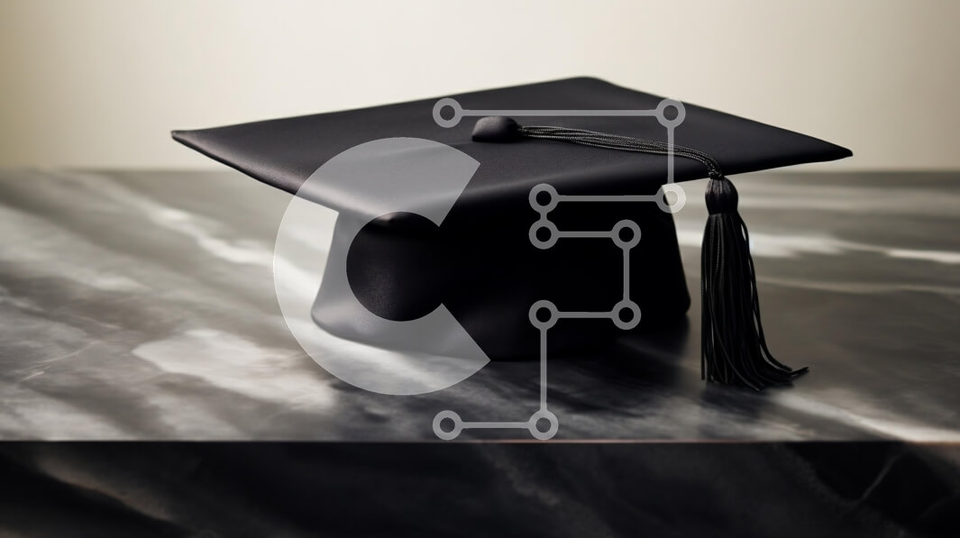 Intra Συλλεκτικό Ξύλινο Παζλ Plywood  4mm - Μαύρο καπάκι αποφοίτησης σε μαρμάρινη επιφάνεια Σε Ξύλινο Κουτί - Διαστάσεις Puzzle: 10x10 cm – 25 κομμάτια