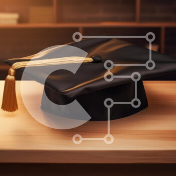 Intra Συλλεκτικό Ξύλινο Παζλ Plywood  4mm - Μαύρο καπάκι αποφοίτησης σε ξύλινο τραπέζι Σε Ξύλινο Κουτί - Διαστάσεις Puzzle: 10x10 cm – 25 κομμάτια - Image 1