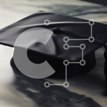 Intra Συλλεκτικό Ξύλινο Παζλ Plywood  4mm - Μαύρο καπάκι αποφοίτησης σε μαρμάρινο τραπέζι Σε Ξύλινο Κουτί - Διαστάσεις Puzzle: 10x10 cm – 25 κομμάτια - Image 1