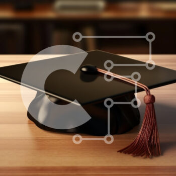 Intra Συλλεκτικό Ξύλινο Παζλ Plywood  4mm - Μαύρο καπάκι αποφοίτησης σε ξύλινο τραπέζι Σε Ξύλινο Κουτί - Διαστάσεις Puzzle: 10x10 cm – 25 κομμάτια - Image 1