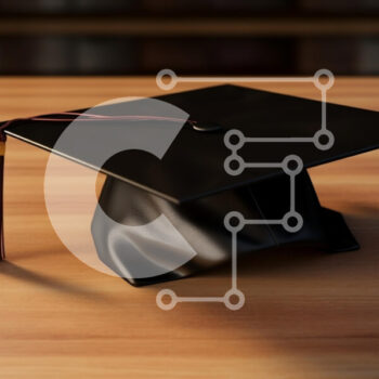 Intra Συλλεκτικό Ξύλινο Παζλ Plywood  4mm - Μαύρο καπάκι αποφοίτησης σε ξύλινη επιφάνεια Σε Ξύλινο Κουτί - Διαστάσεις Puzzle: 10x10 cm – 25 κομμάτια - Image 1