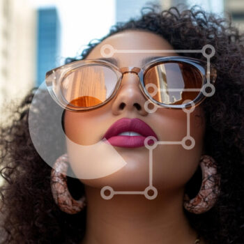 Intra Συλλεκτικό Ξύλινο Παζλ Plywood  4mm - Γυναίκα με αυτοπεποίθηση με γυαλιά ηλίου σε αστικό περιβάλλον Σε Ξύλινο Κουτί - Διαστάσεις Puzzle: 10x10 cm – 25 κομμάτια - Image 1