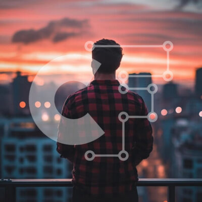 Intra Συλλεκτικό Ξύλινο Παζλ Plywood  4mm - Πρόσωπο που κοιτάζει το ηλιοβασίλεμα πέρα ​​από τον ορίζοντα της πόλης Σε Ξύλινο Κουτί - Διαστάσεις Puzzle: 10x10 cm – 25 κομμάτια - Image 1