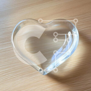 Intra Συλλεκτικό Ξύλινο Παζλ Plywood  4mm - Διαφανές γυάλινο πιάτο καρδιάς σε ξύλινη επιφάνεια Σε Ξύλινο Κουτί - Διαστάσεις: 10x10 cm – 25 κομμάτια