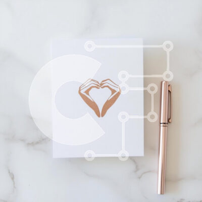 Intra Συλλεκτικό Ξύλινο Παζλ Plywood 4mm - Κομψή κάρτα χεριών σε σχήμα καρδιάς με στυλό Σε Ξύλινο Κουτί - Διαστάσεις Puzzle: 10x10 cm – 25 κομμάτια - Image 1