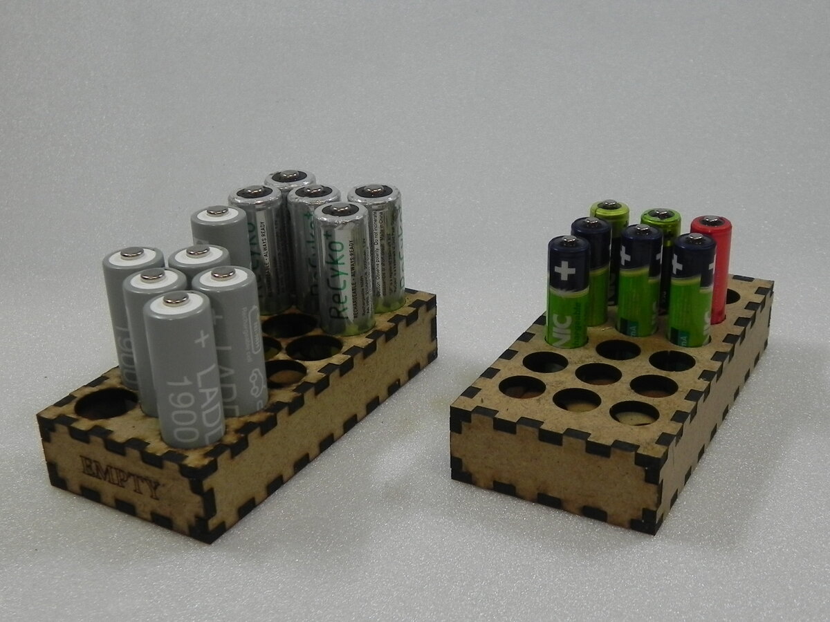 Intra απο ξύλο plywood 3mm-4mm πάχος Battery Organizer (AA, AAA) Δίασταση 15x15 cm INTRAFABR-24000713