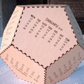 Intra απο ξύλο plywood 3mm-4mm πάχος Ημερολόγιο 2025 |Ξύλινο Ημερολόγιο| Πρωτοχρονιά Δίασταση 15x15 cm INTRAFABR-110679219 - Image 1