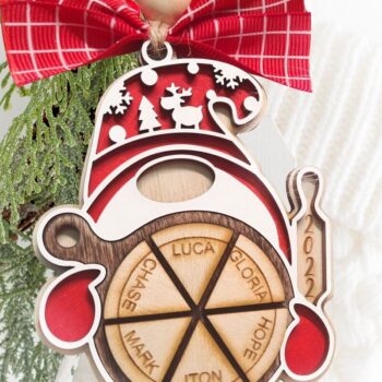 Intra απο ξύλο plywood 3mm-4mm πάχος Χριστουγεννιάτικο στολίδι Gnome με πίτσα Δίασταση 8x8 cm INTRAFABR-80603862 - Image 1