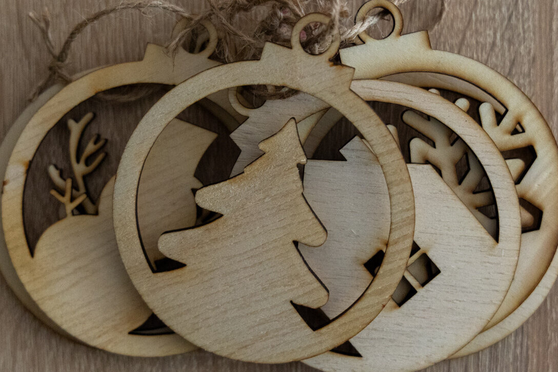 Intra απο ξύλο plywood 3mm-4mm πάχος κοπής με λέιζερ Χριστουγεννιάτικα στολίδια Δίασταση 4x4 cm INTRAFABR-82990413