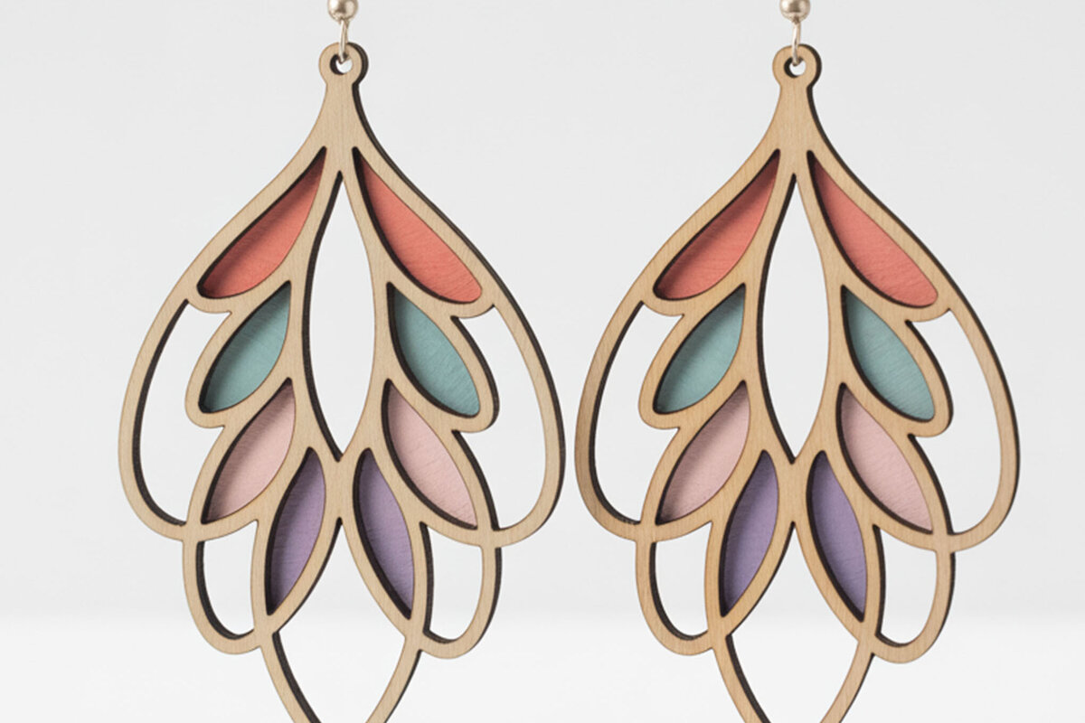 Intra απο ξύλο plywood 3mm-4mm πάχος - Πολύχρωμα πουπουλένια σκουλαρίκια  Δίασταση 3x3 cm INTRAFABR-122723930