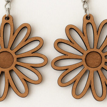 Intra απο ξύλο plywood 3mm-4mm πάχος - Σκουλαρίκια Daisy Flower κομμένα με λέιζερ Δίασταση 3x3 cm INTRAFABR-120635668 - Image 1