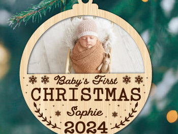 Intra απο ξύλο plywood 3mm-4mm πάχος - Πρώτη Χριστουγεννιάτικη Φωτογραφία Στολίδι  Δίασταση 6x6 cm INTRAFABR-105500236 - Image 1