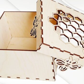 Intra απο ξύλο plywood 3mm-4mm πάχος - Κουτί δώρου Μέλισσα, Μοτίβο κοπής με λέιζερ. Δίασταση 100x163 cm INTRAFABR-33161817 - Image 3