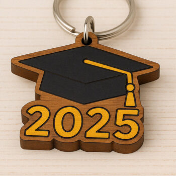 Intra απο ξύλο plywood 3mm-4mm πάχος - Καπάκι αποφοίτησης 2025 Μπρελόκ Δίασταση 4x4 cm INTRAFABR-120897561 - Image 1