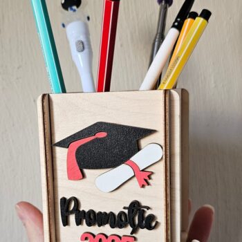 Intra απο ξύλο plywood 3mm-4mm πάχος - Στήριγμα Μαρκαδόρου Αποφοίτησης | Δάσκαλος Δίασταση 4x4 cm INTRAFABR-120166642 - Image 1