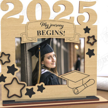 Intra απο ξύλο plywood 3mm-4mm πάχος - Κορνίζα αποφοίτησης | Grad 2025 | CNC Δίασταση 20x25 cm INTRAFABR-119066080 - Image 1