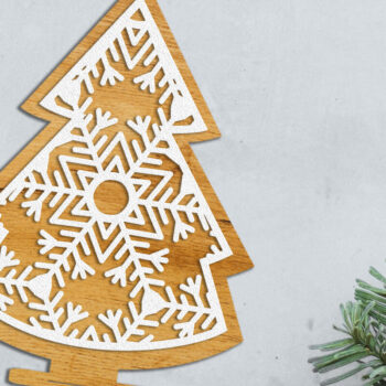 Intra απο ξύλο plywood Χρώμα wenge 3mm-4mm πάχος - Χριστουγεννιάτικο δέντρο με στολίδια από νιφάδες χιονιού Δίασταση 6x7 cm INTRAFABR-74886781 - Image 1