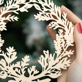 Intra απο ξύλο plywood  Χρώμα wenge 3mm-4mm πάχος - Χριστουγεννιάτικο στεφάνι στολίδι Cut Δίασταση 4x4 cm INTRAFABR-71268760 - Image 1